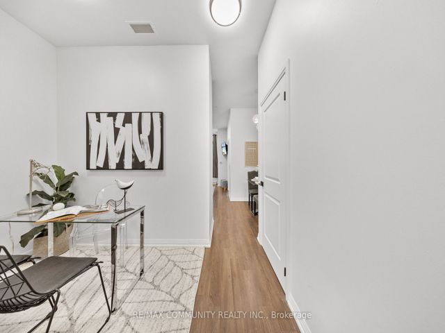 816 - 30 Meadowglen Pl