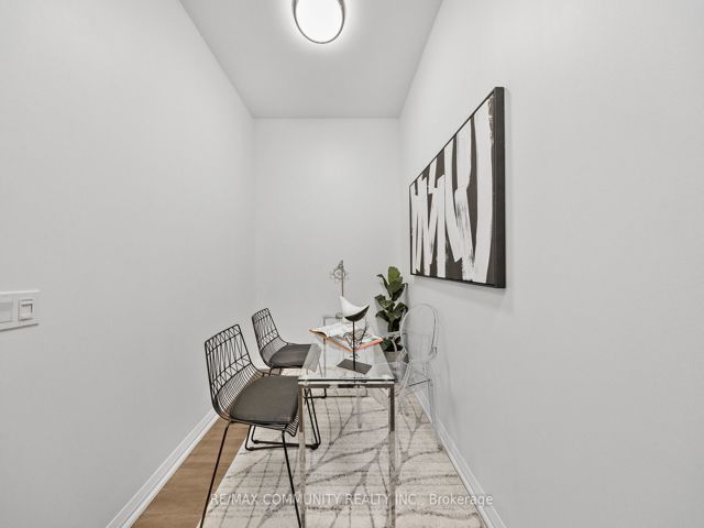 816 - 30 Meadowglen Pl