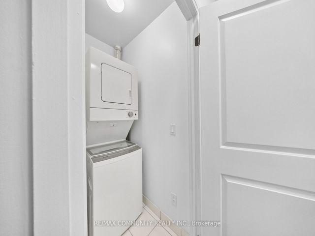 816 - 30 Meadowglen Pl