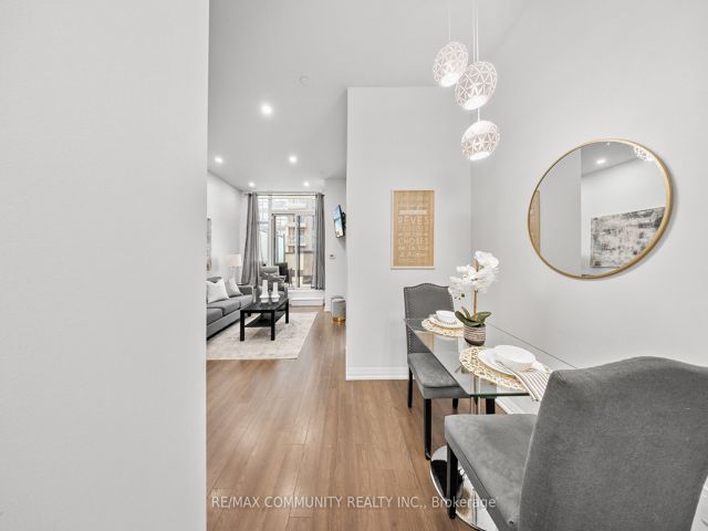 816 - 30 Meadowglen Pl