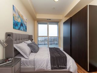 2710 - 225 Village Green Sq