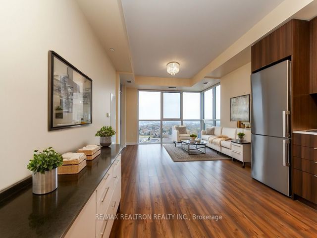 2710 - 225 Village Green Sq
