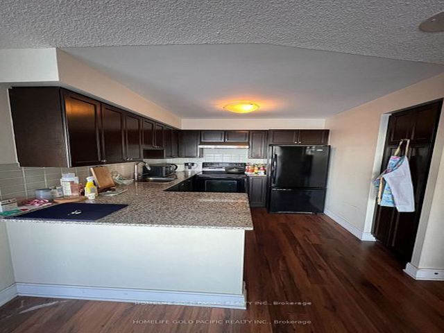 2418 - 135 Village Green Sq