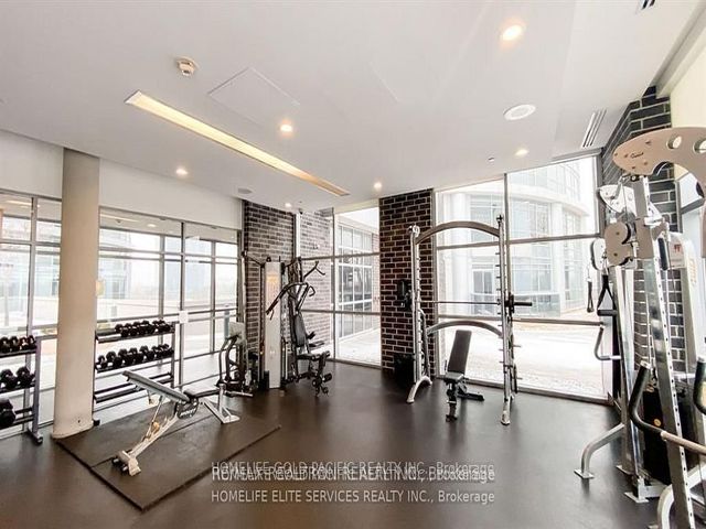 2418 - 135 Village Green Sq
