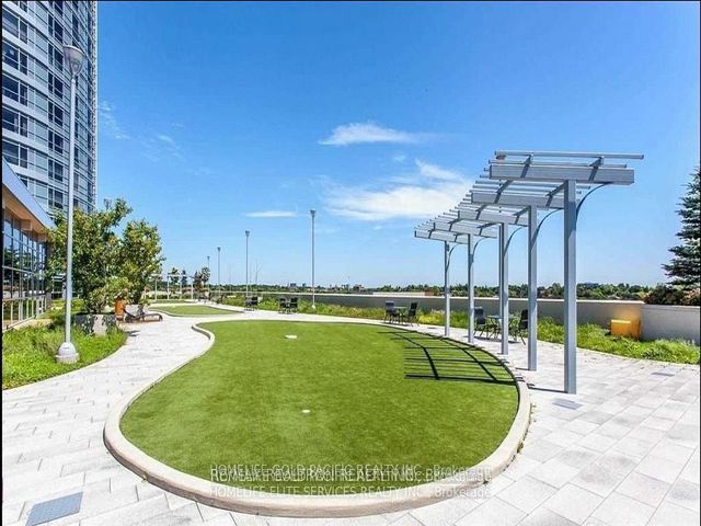 2418 - 135 Village Green Sq