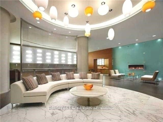 2418 - 135 Village Green Sq
