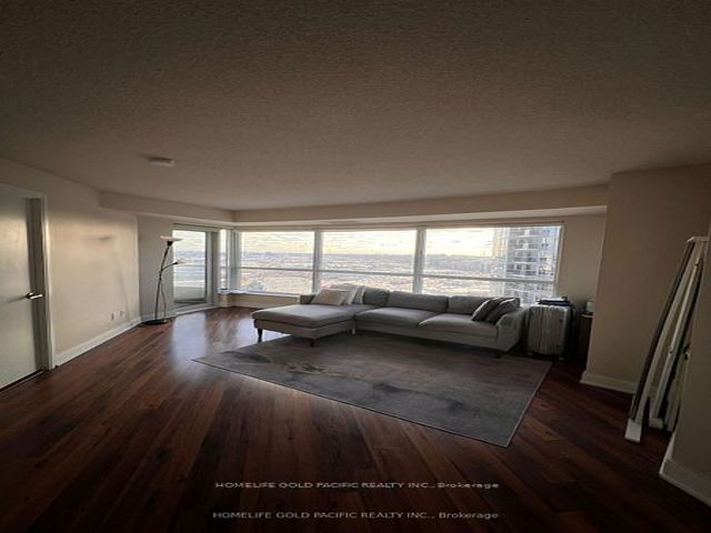 2418 - 135 Village Green Sq