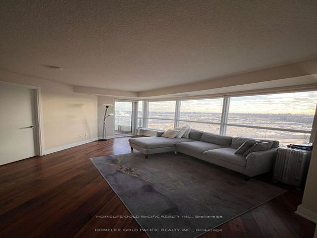 2418 - 135 Village Green Sq