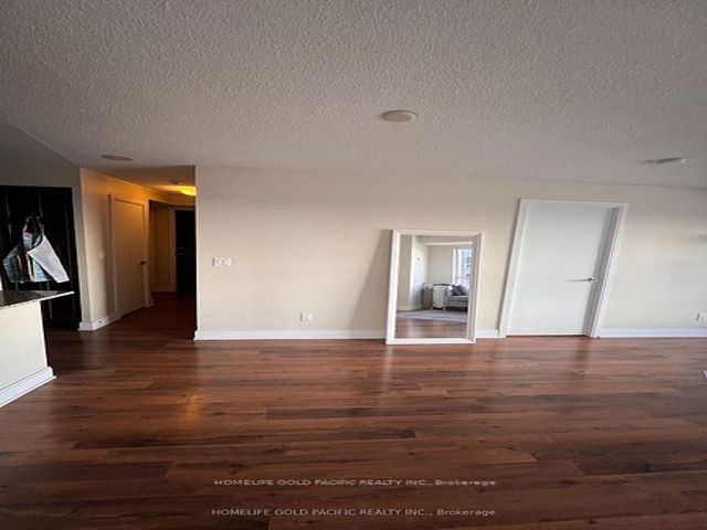 2418 - 135 Village Green Sq
