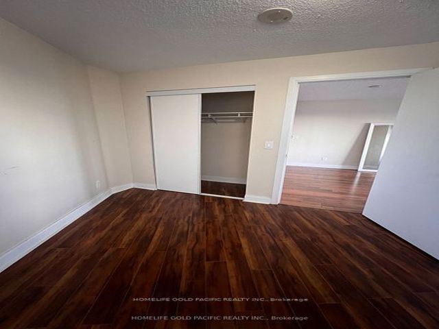 2418 - 135 Village Green Sq