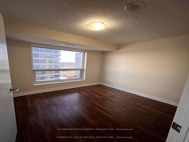 2418 - 135 Village Green Sq