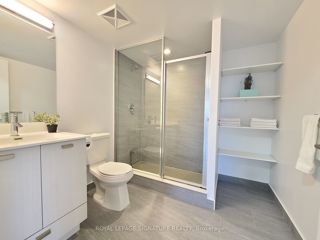 1223 - 275 Village Green Sq