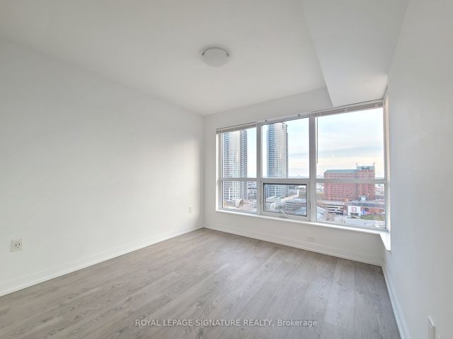 1223 - 275 Village Green Sq