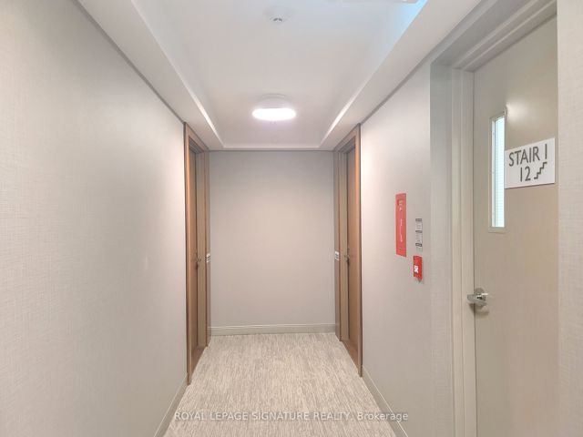 1223 - 275 Village Green Sq