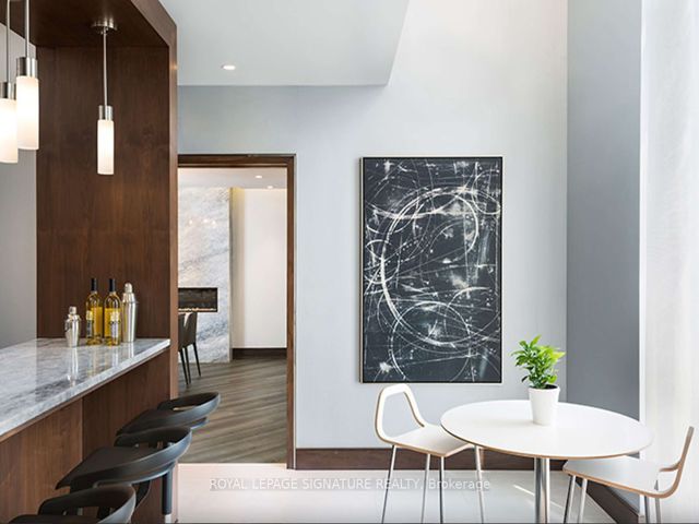 1223 - 275 Village Green Sq