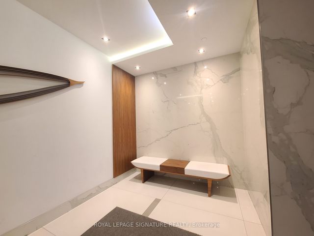 1223 - 275 Village Green Sq