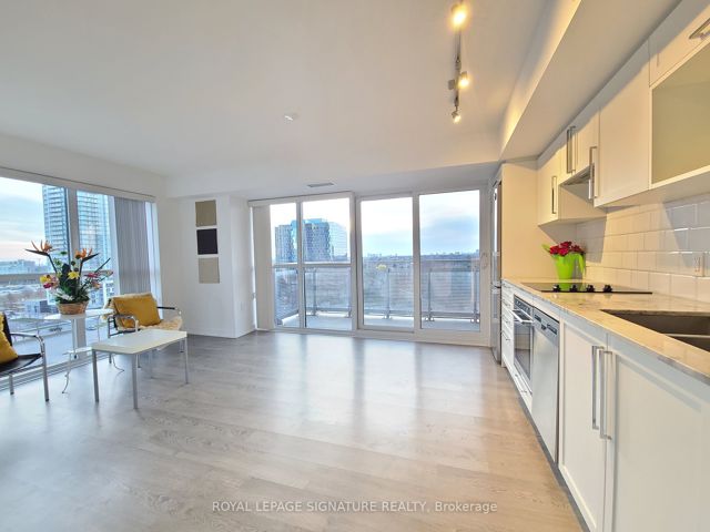 1223 - 275 Village Green Sq