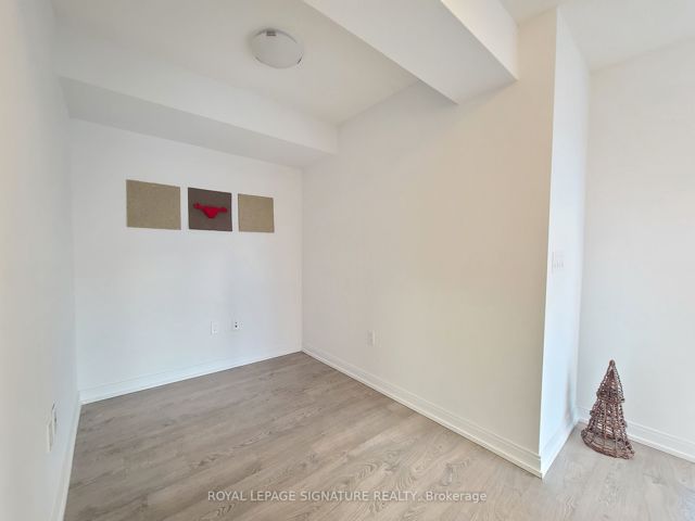 1223 - 275 Village Green Sq