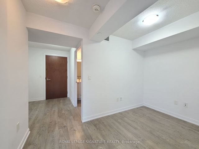 1223 - 275 Village Green Sq