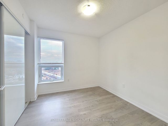1223 - 275 Village Green Sq