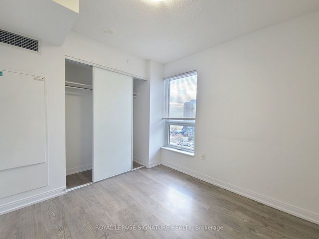 1223 - 275 Village Green Sq
