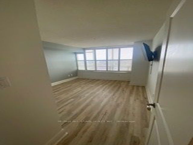 1216 - 5 Greystone Walk Dr
