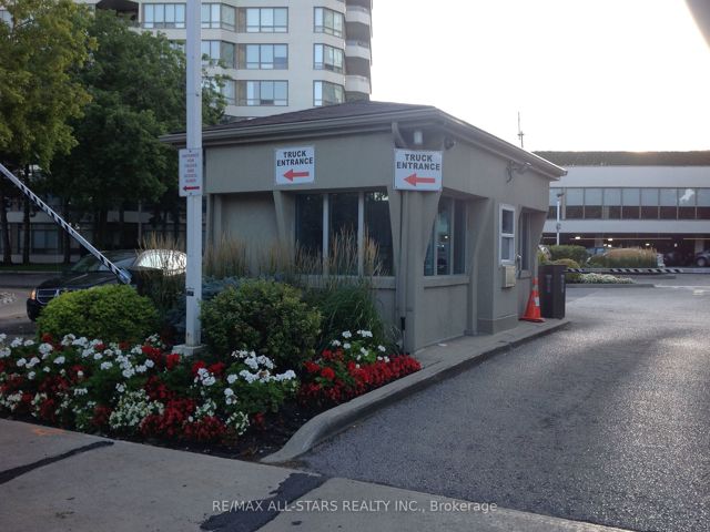 1216 - 5 Greystone Walk Dr