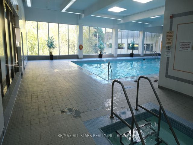 1216 - 5 Greystone Walk Dr
