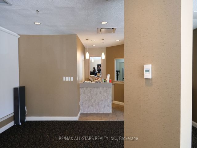 1216 - 5 Greystone Walk Dr