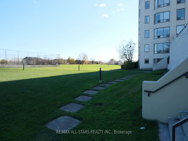 1216 - 5 Greystone Walk Dr