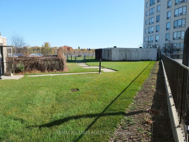 1216 - 5 Greystone Walk Dr