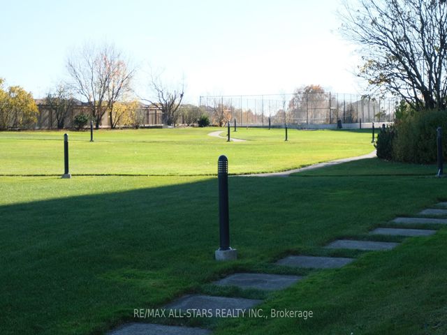 1216 - 5 Greystone Walk Dr