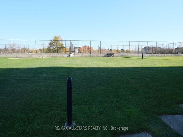 1216 - 5 Greystone Walk Dr