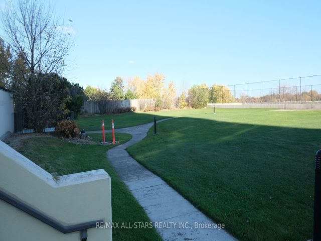 1216 - 5 Greystone Walk Dr