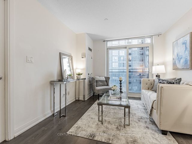 811 - 255 Village Green Sq