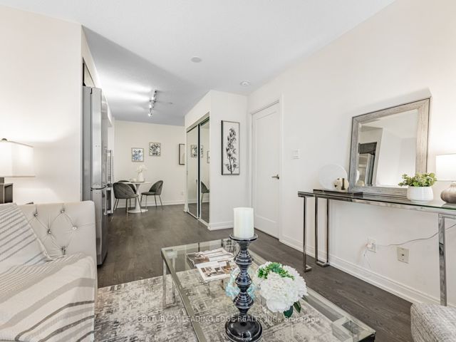 811 - 255 Village Green Sq