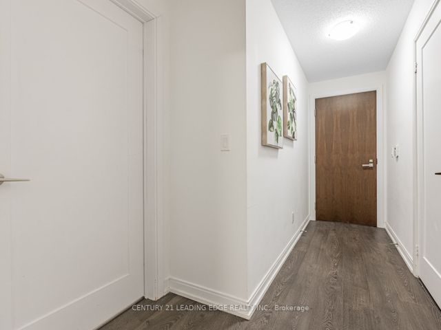 811 - 255 Village Green Sq