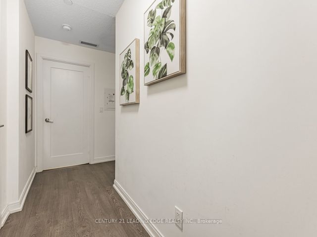 811 - 255 Village Green Sq
