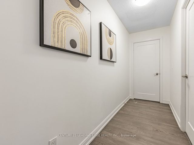 811 - 255 Village Green Sq