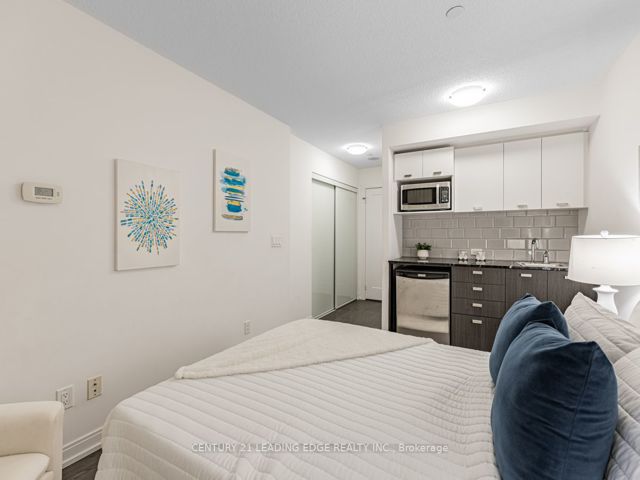811 - 255 Village Green Sq
