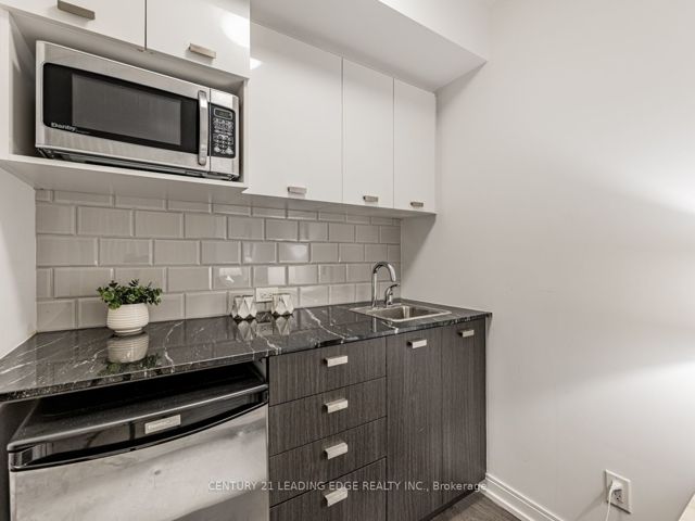 811 - 255 Village Green Sq