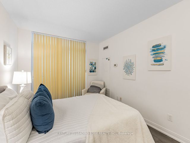 811 - 255 Village Green Sq