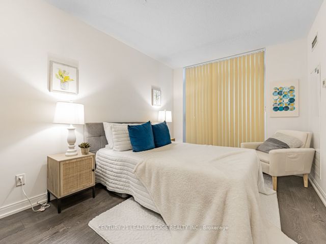 811 - 255 Village Green Sq