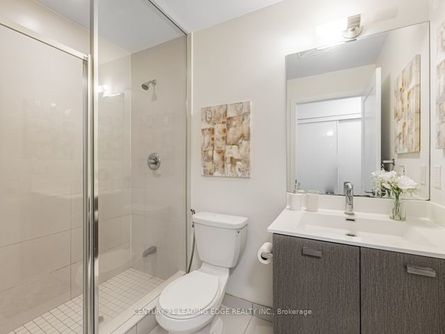 811 - 255 Village Green Sq