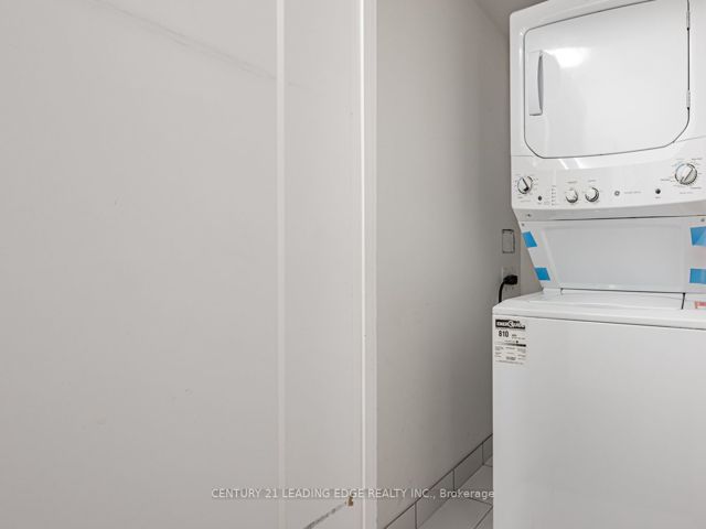 811 - 255 Village Green Sq