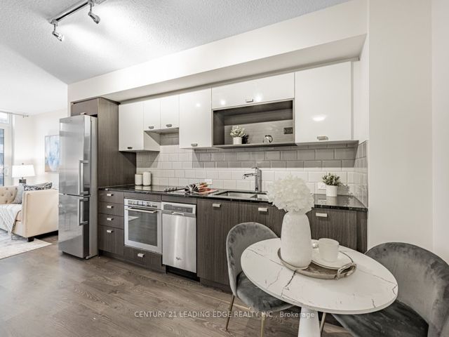 811 - 255 Village Green Sq