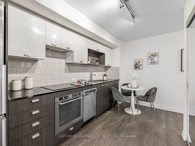 811 - 255 Village Green Sq