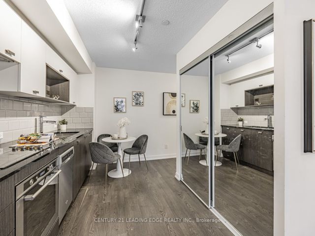 811 - 255 Village Green Sq