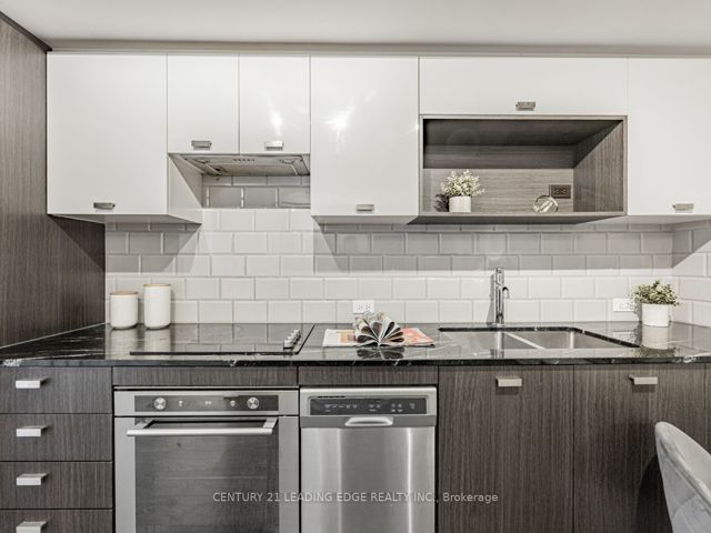 811 - 255 Village Green Sq