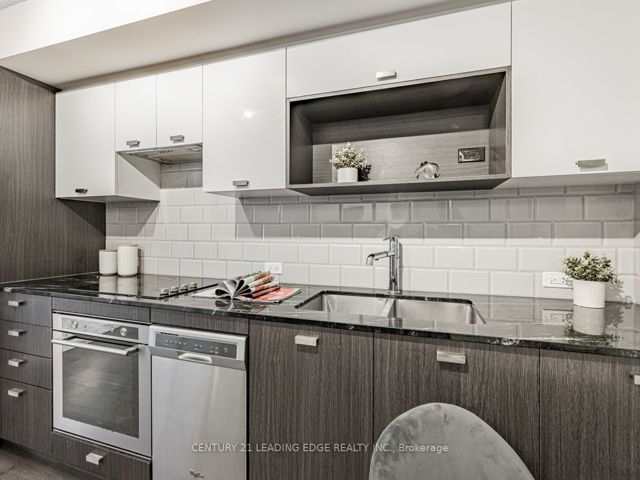 811 - 255 Village Green Sq